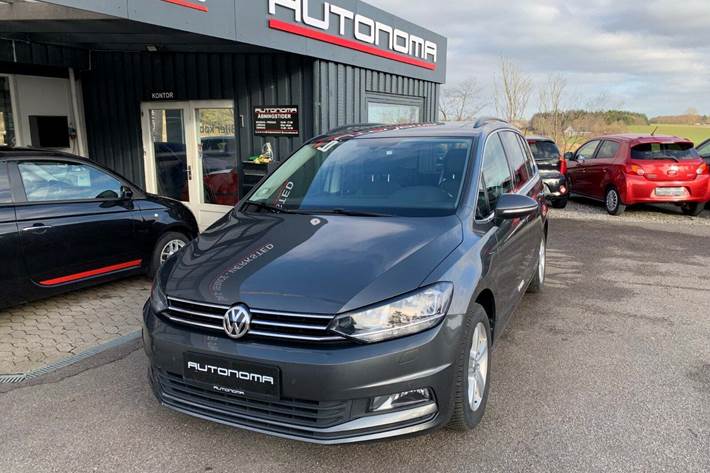 Grå VW Touran fra 2017 set udefra