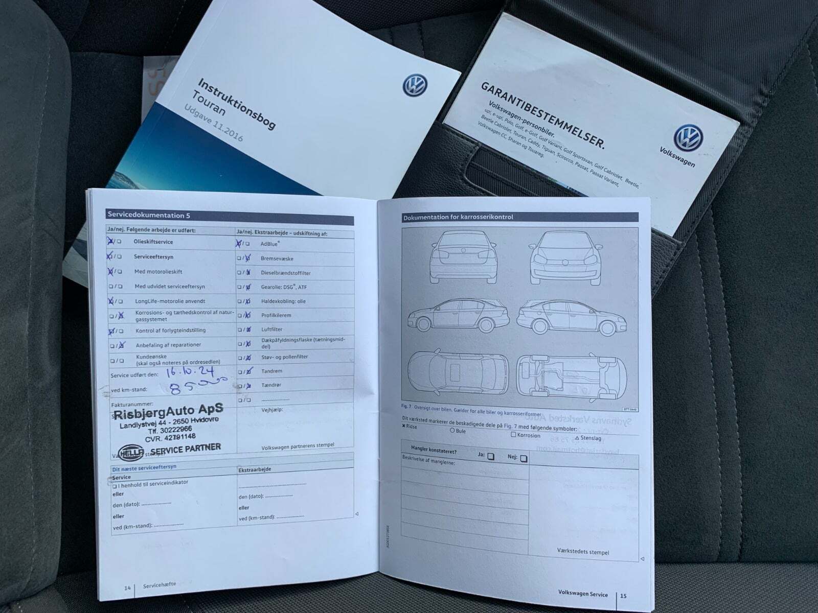 Grå VW Touran fra 2017