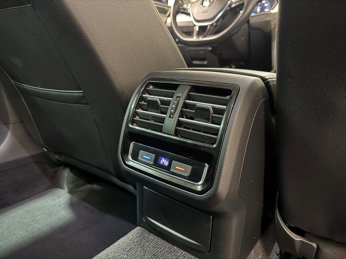 Blå VW Passat fra 2017