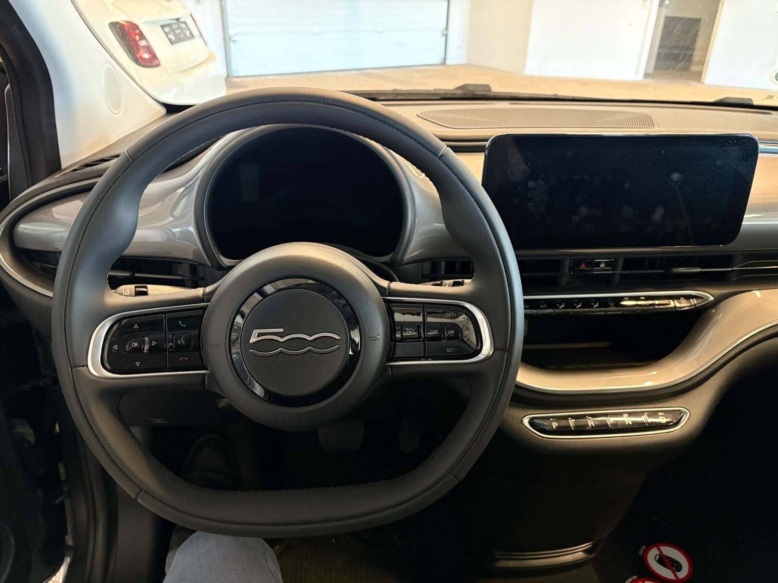 Grå Fiat 500e fra 2022