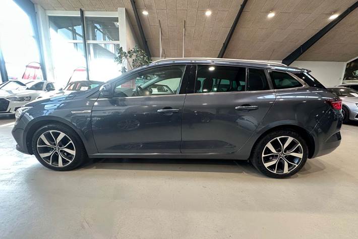 Grå Renault Megane IV fra 2018