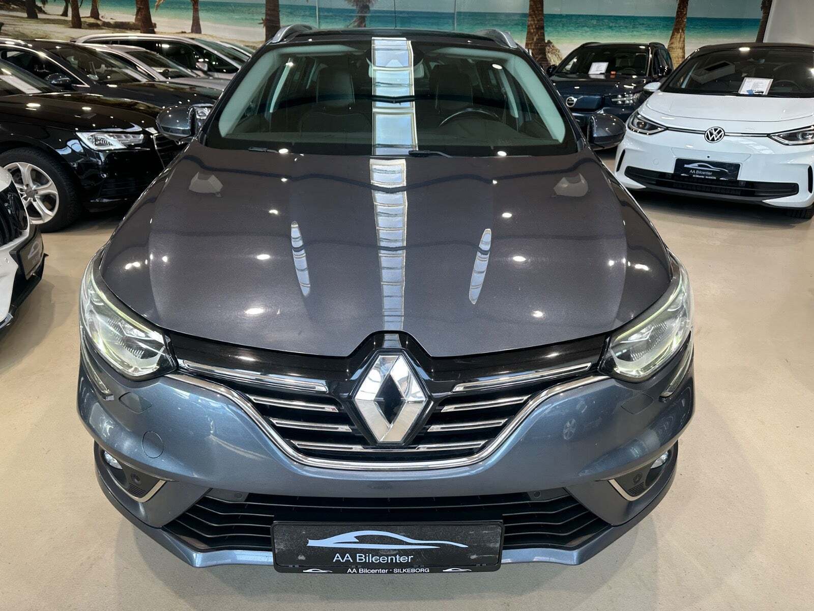 Grå Renault Megane IV fra 2018