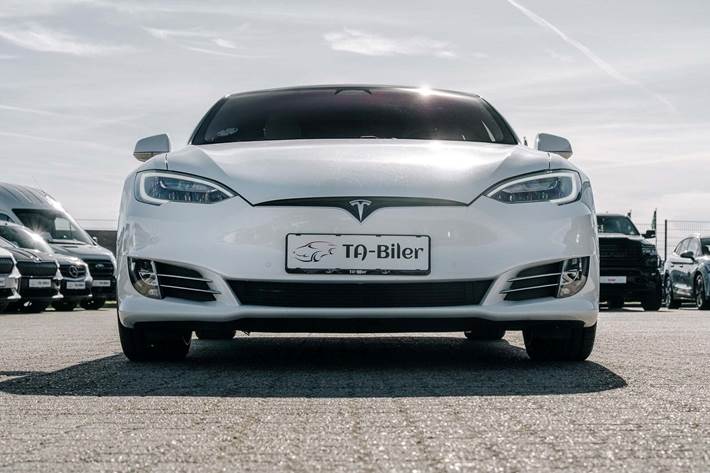 Hvid Tesla Model S fra 2020