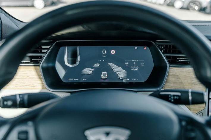 Hvid Tesla Model S fra 2020