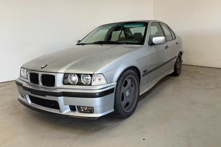 Sølv BMW 316i fra 1995 set udefra