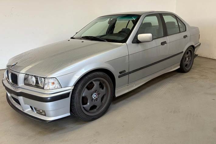 Sølv BMW 316i fra 1995