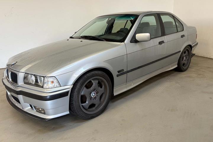 Sølv BMW 316i fra 1995