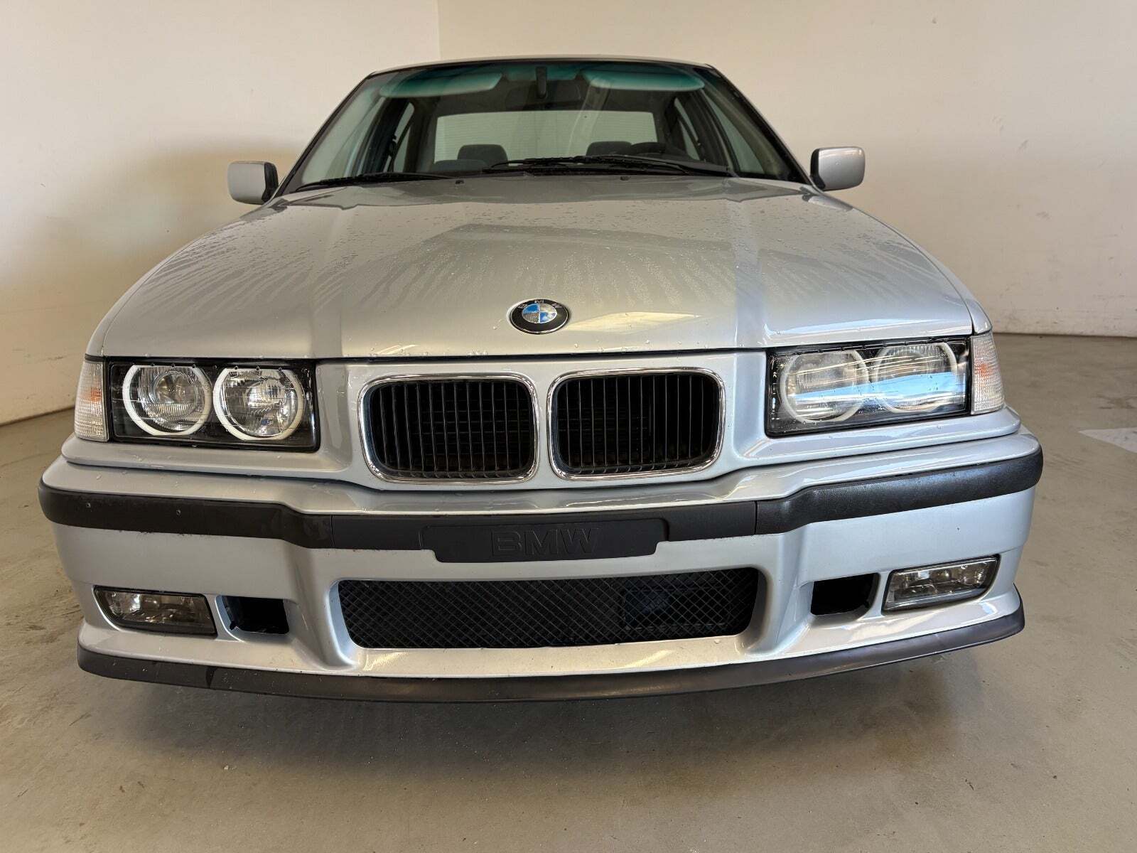 Sølv BMW 316i fra 1995 set udefra