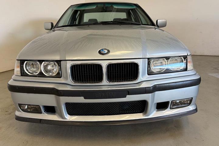 Sølv BMW 316i fra 1995 set udefra