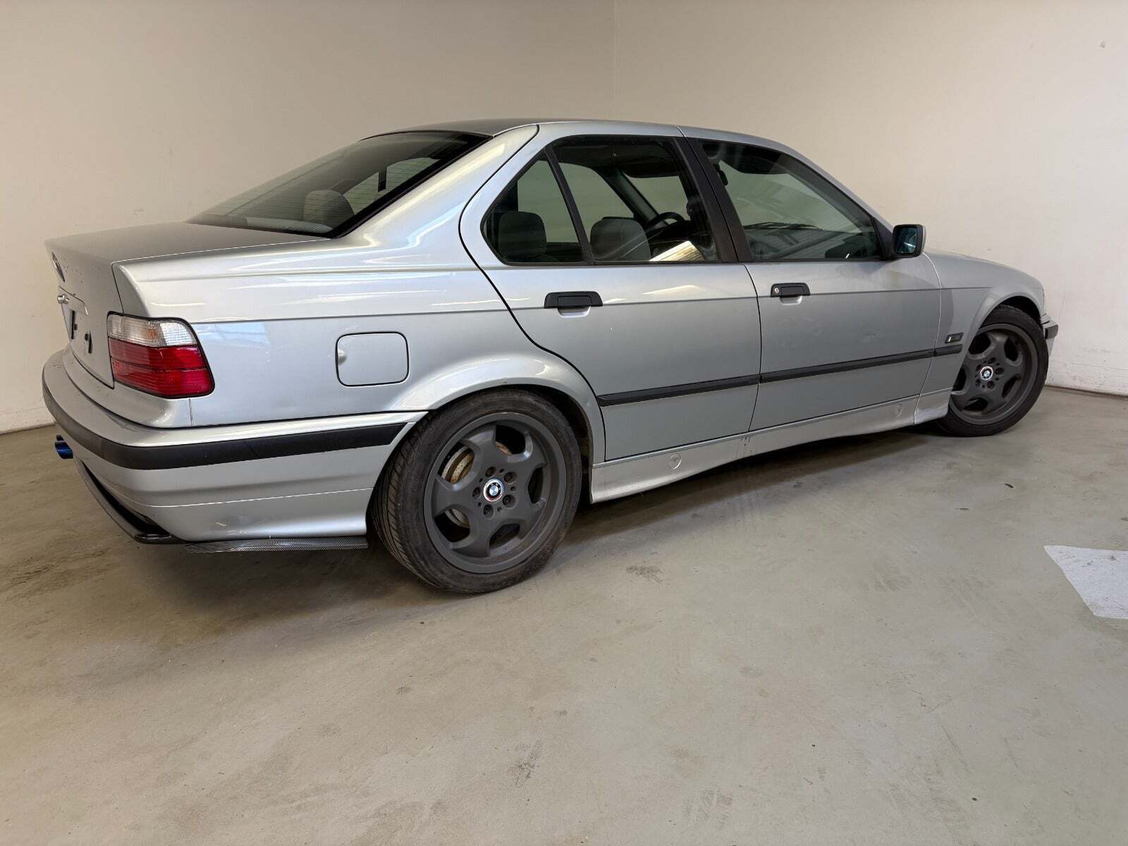 Sølv BMW 316i fra 1995