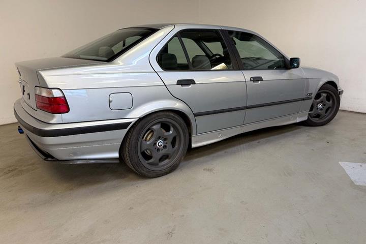 Sølv BMW 316i fra 1995