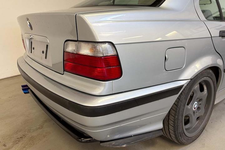Sølv BMW 316i fra 1995