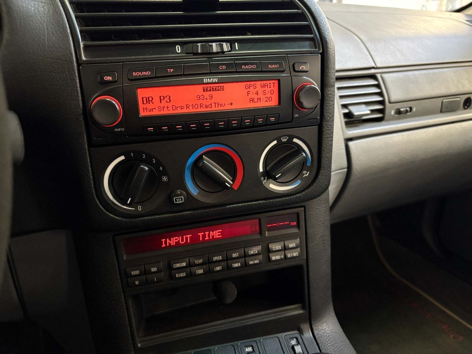 Sølv BMW 316i fra 1995 set indefra