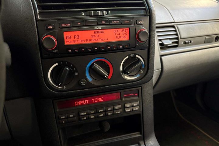 Sølv BMW 316i fra 1995 set indefra