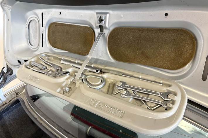 Sølv BMW 316i fra 1995 set udefra