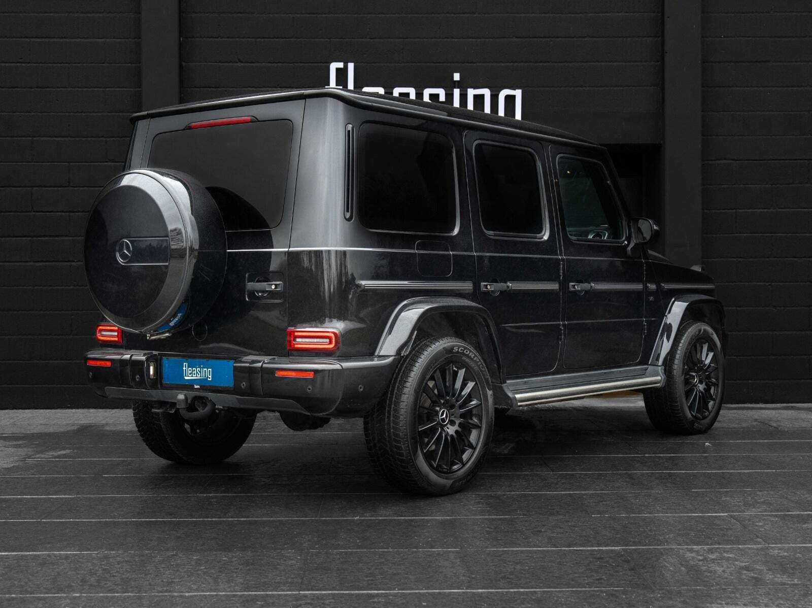 Sort Mercedes G500 fra 2022 set udefra