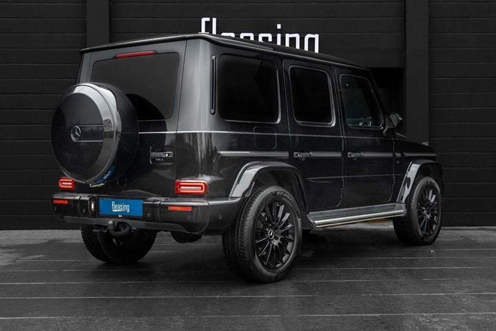 Sort Mercedes G500 fra 2022 set udefra