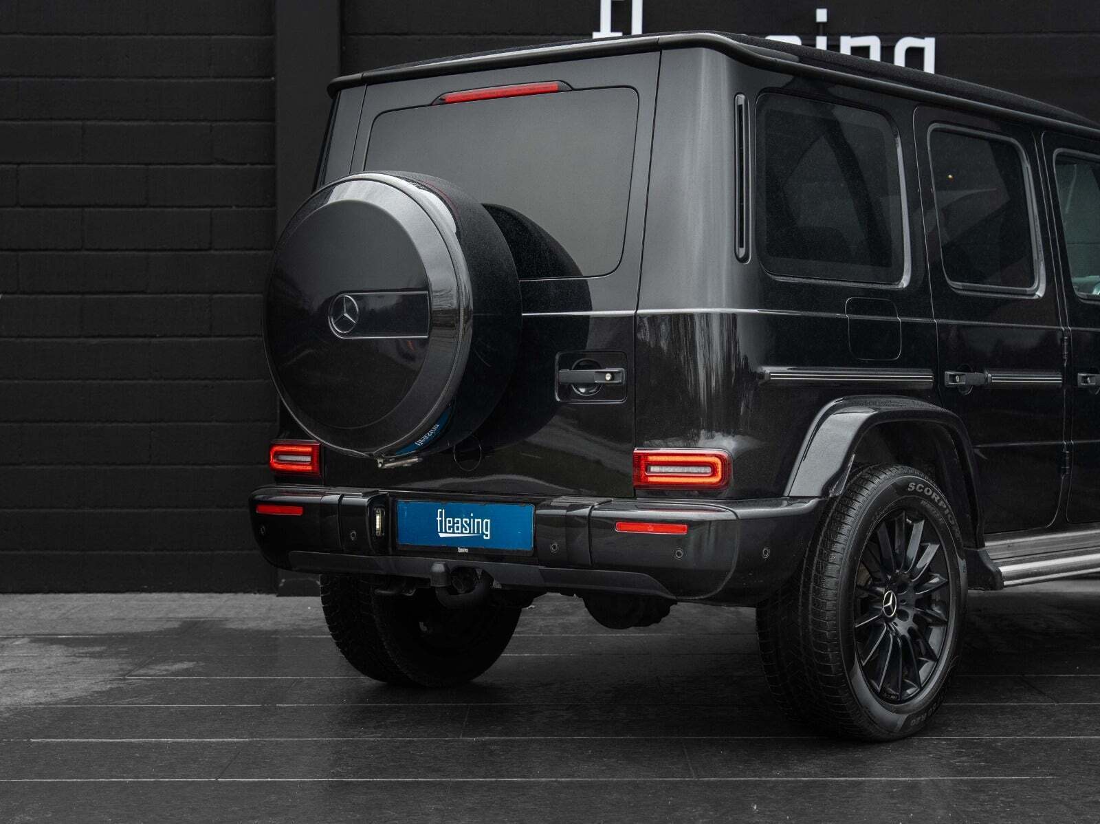 Sort Mercedes G500 fra 2022 set udefra
