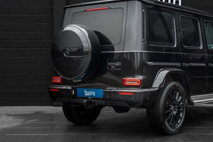 Sort Mercedes G500 fra 2022 set udefra