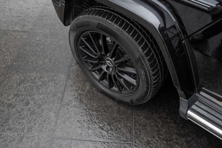 Sort Mercedes G500 fra 2022 set udefra