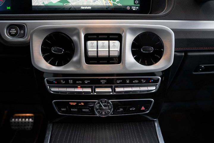 Sort Mercedes G500 fra 2022 set indefra
