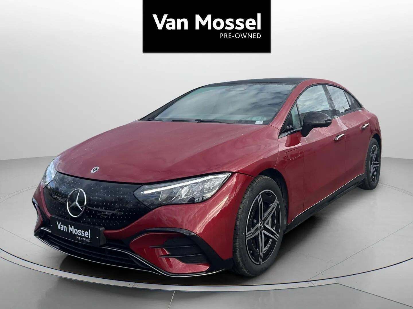 Rød Mercedes EQE350 fra 2025