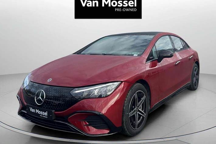 Rød Mercedes EQE350 fra 2025 set udefra