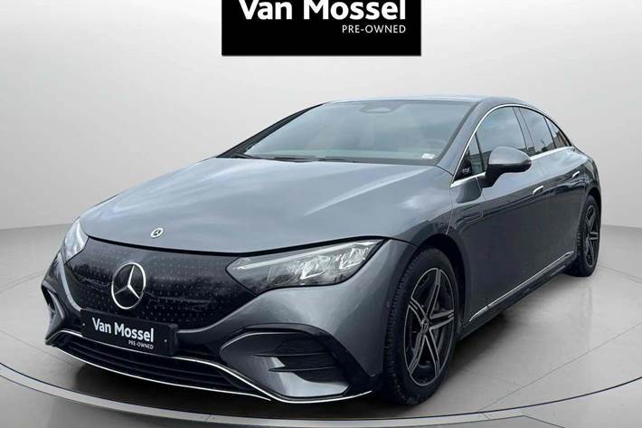 Grå Mercedes EQE350 fra 2024 set udefra