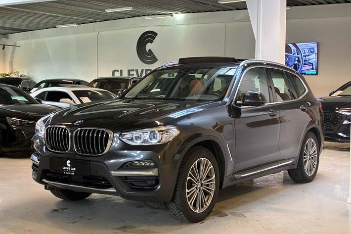 Grå BMW X3 fra 2020 set udefra