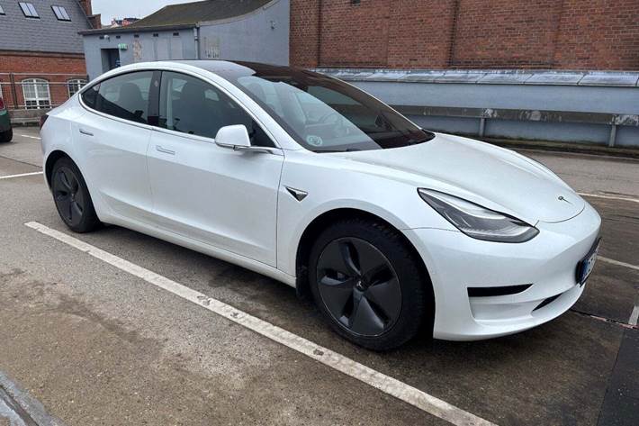 Hvid Tesla Model 3 fra 2020
