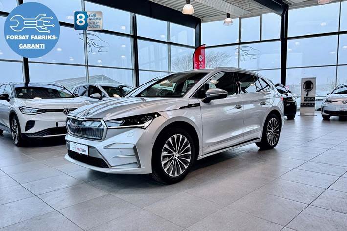 Sølv Skoda Enyaq fra 2025 set udefra