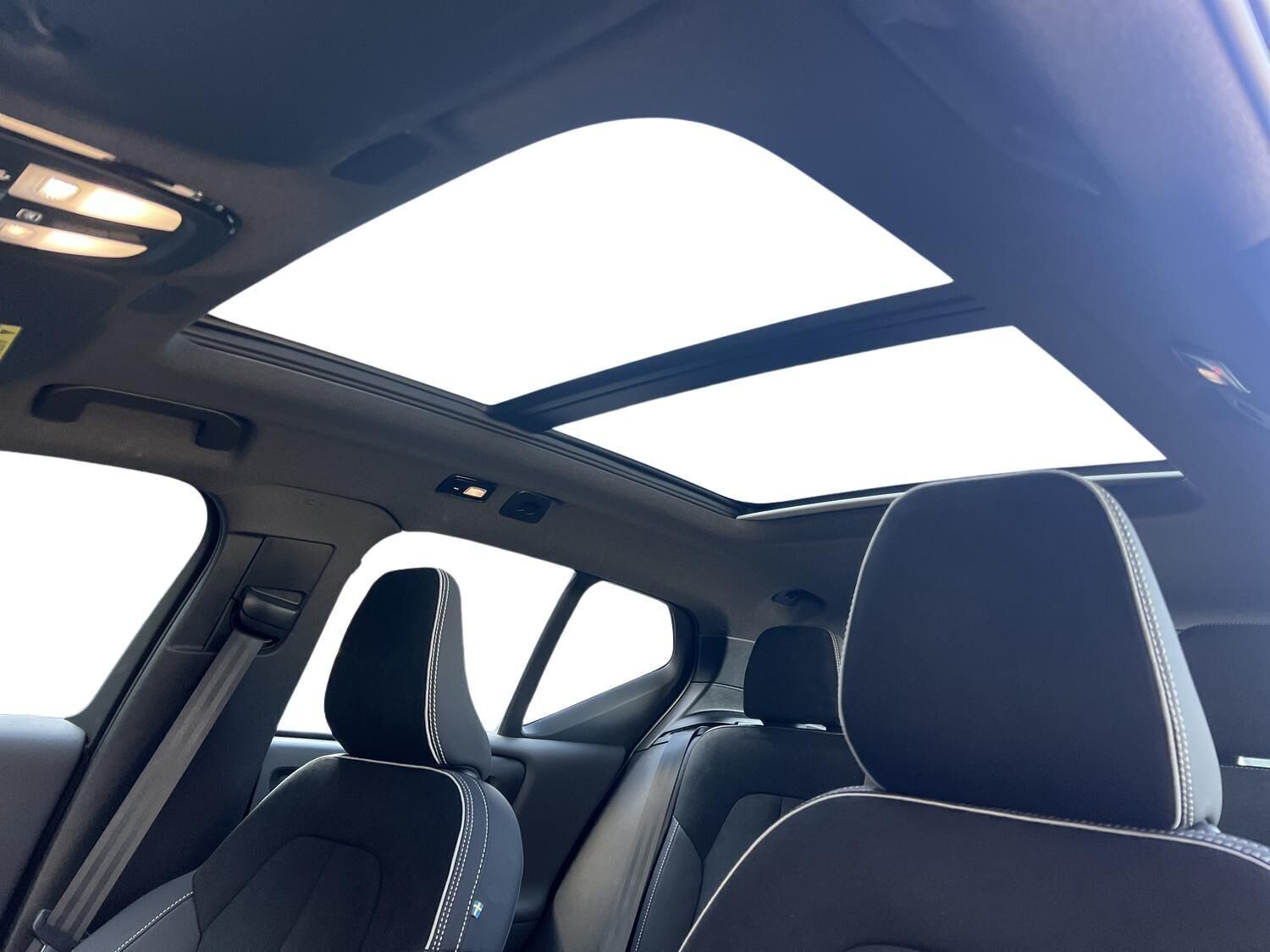 Orange Volvo XC40 fra 2023