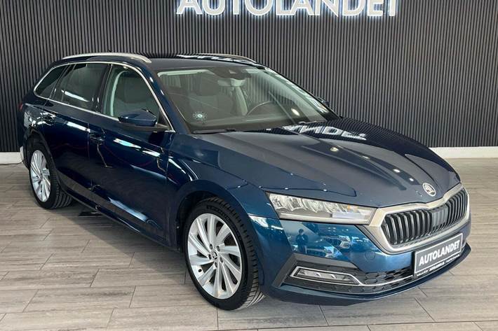 Blå Skoda Octavia fra 2021 set udefra
