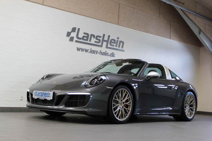 Grå Porsche 911 Targa 4 GTS fra 2019