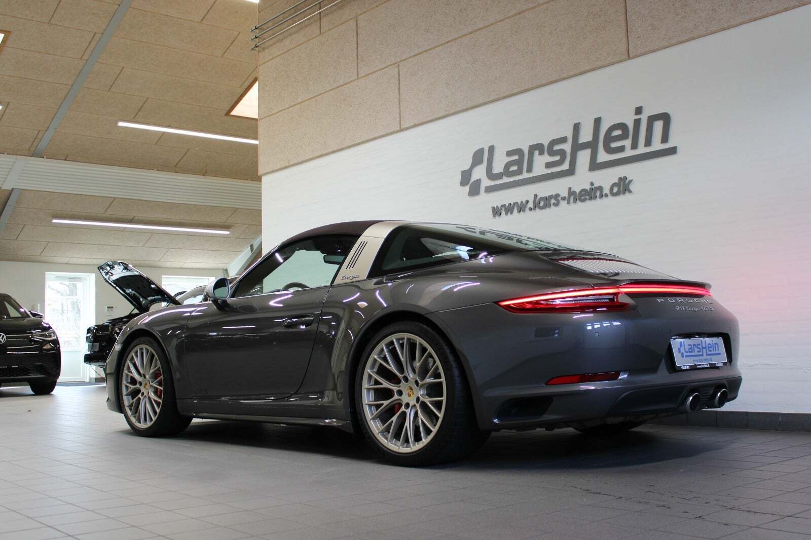 Grå Porsche 911 Targa 4 GTS fra 2019