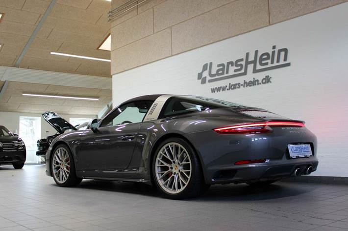 Grå Porsche 911 Targa 4 GTS fra 2019