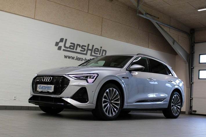 Sølv Audi e-tron fra 2022 set udefra