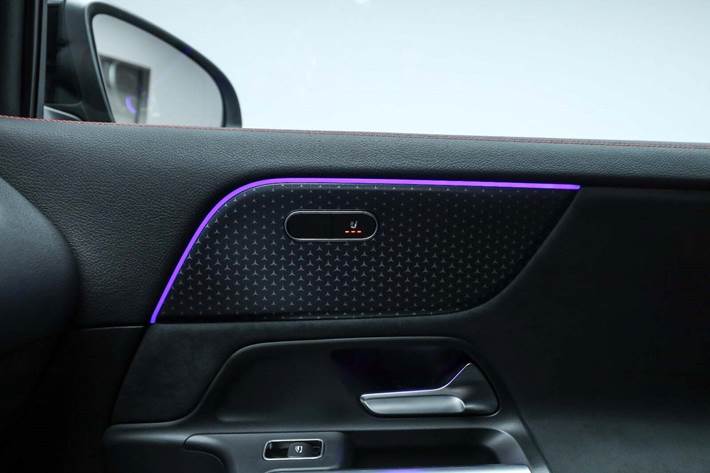 Blå Mercedes EQA250+ fra 2025