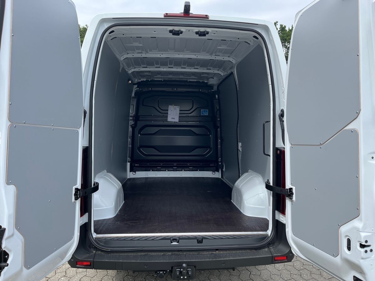 Hvid Nissan Interstar fra 2024