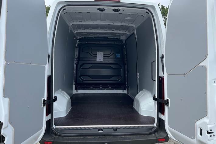 Hvid Nissan Interstar fra 2024