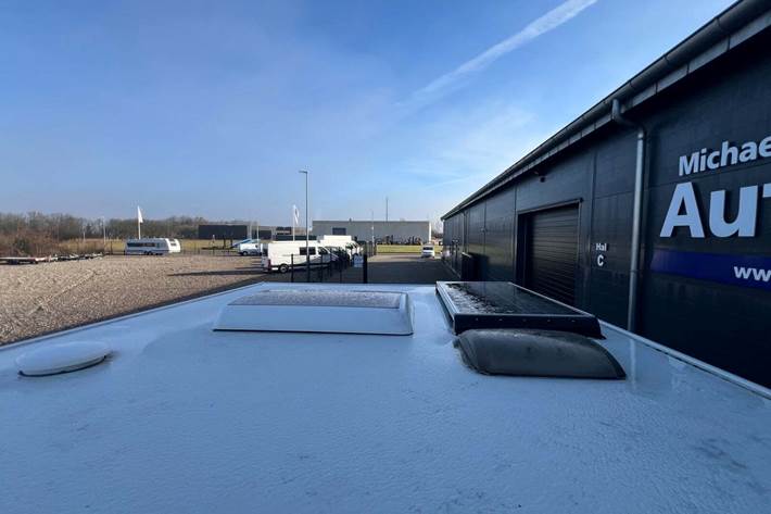 Hvid Fiat Weinsberg fra 2020 set udefra