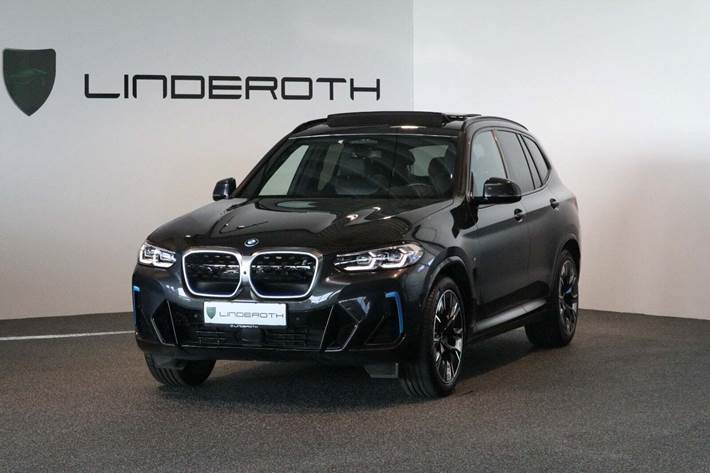 Grå BMW iX3 fra 2022 set udefra