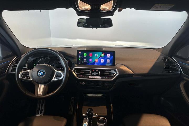 Grå BMW iX3 fra 2022