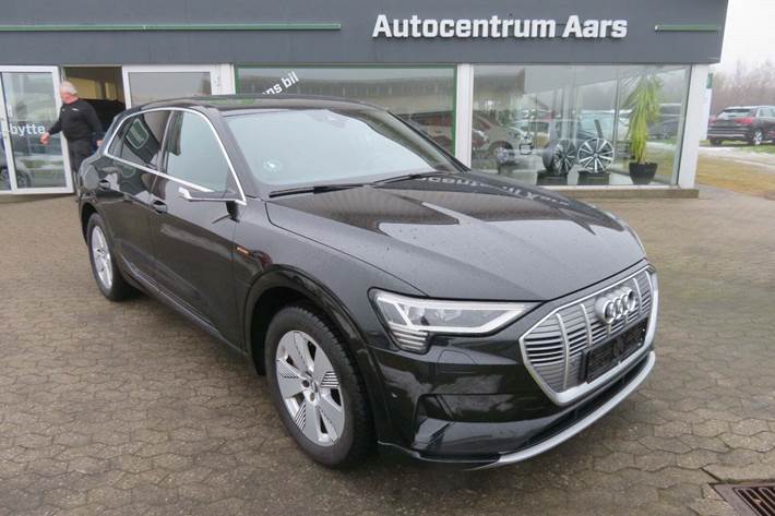 Sort Audi e-tron fra 2020 set udefra