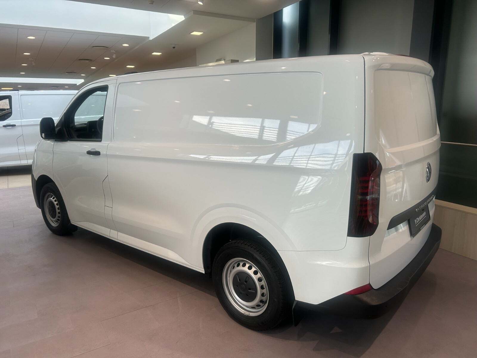 Hvid VW e-Transporter fra 2025