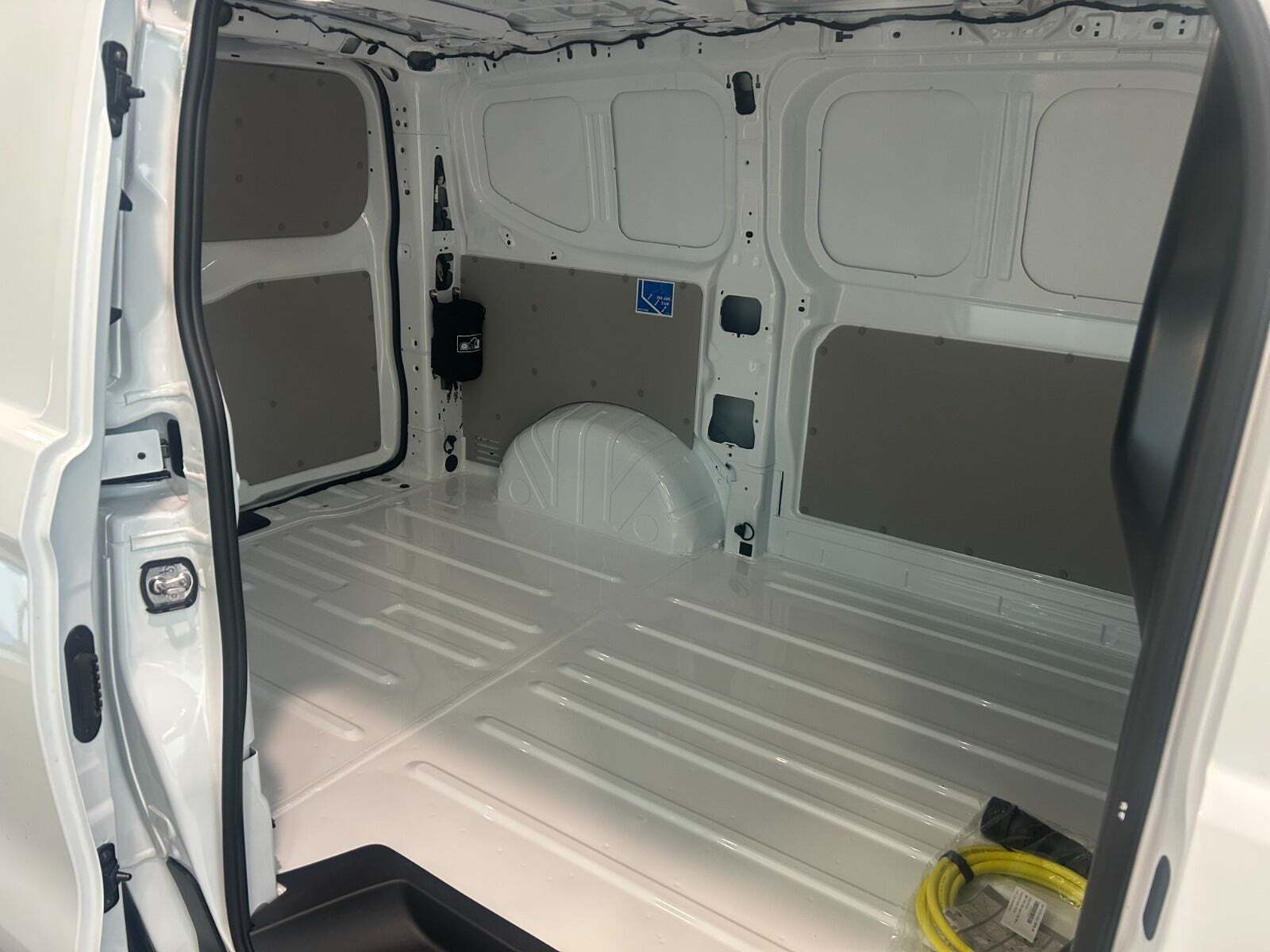 Hvid VW e-Transporter fra 2025