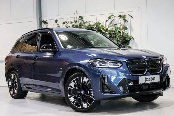 Blå BMW iX3 fra 2022 set udefra