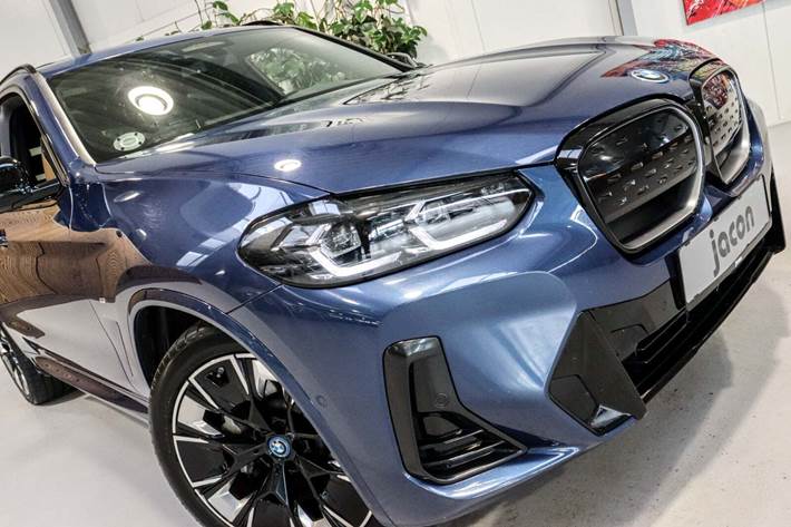 Blå BMW iX3 fra 2022