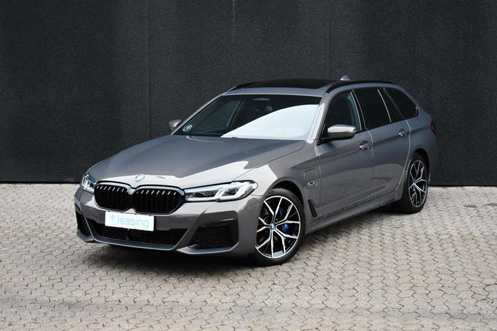 Sort BMW 530e fra 2022 set udefra