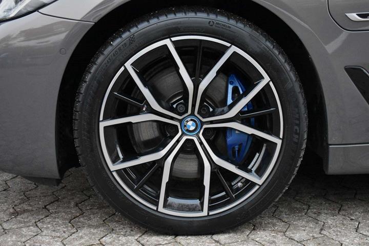Sort BMW 530e fra 2022